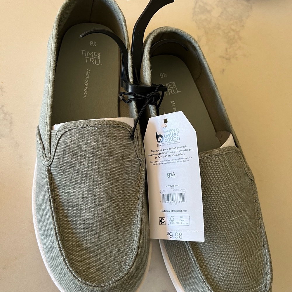 Time and Tru Women’s Green Slip-On Loafers